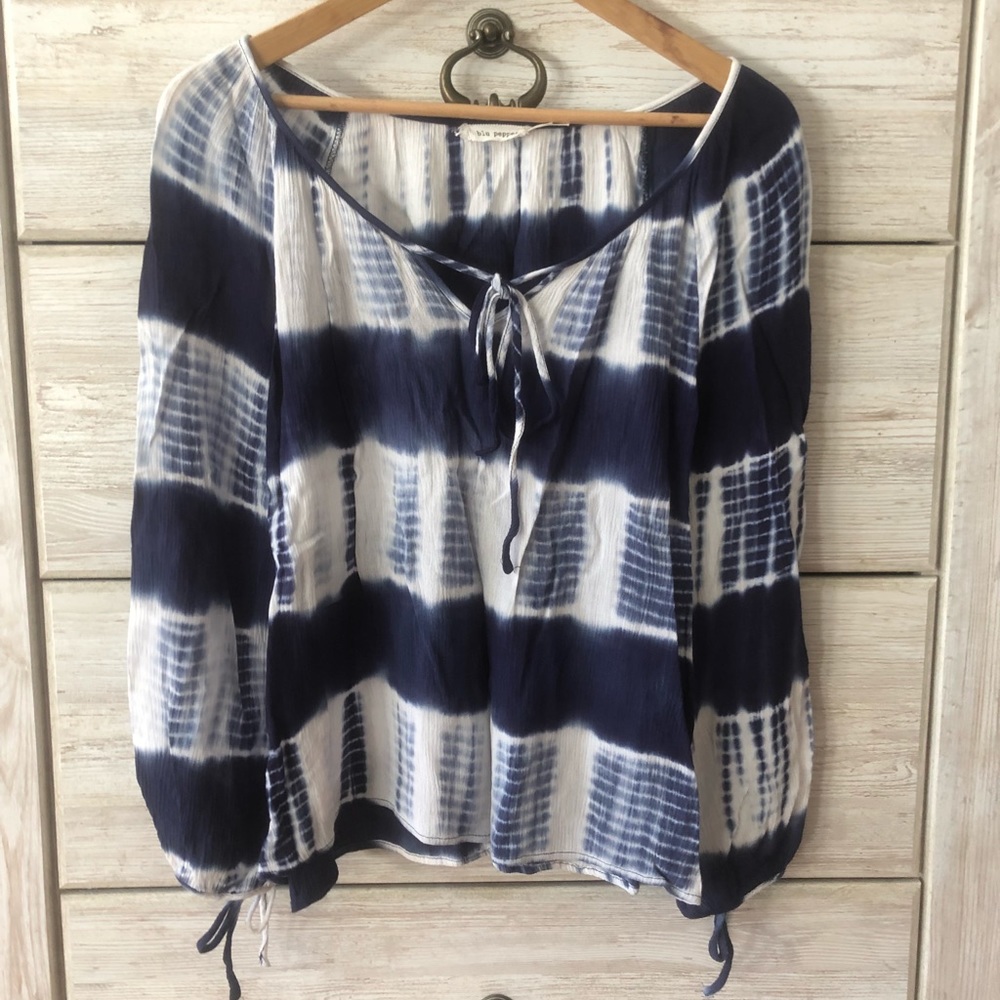 💙Blu Pepper Blue/white tye dye beach shirt size S